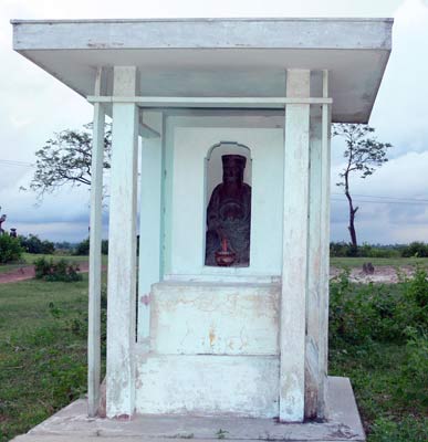 Lạ[-]lùng[-]pho[-]tượng[-]quý[-]500[-]tuổi[-]giữa[-]cánh[-]đồng